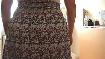 Britisk Bestemor Tilbyr Penger For Å Sniffe På Undertøyet Sitt Og Gi Blowjob