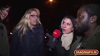 Mezirasové Setkání S Zralou Zrzkou Na Veřejnosti