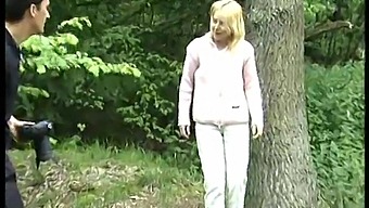 Německý Teenager S Blond Vlasy Je Vyzvednut Na Soukromé Setkání
