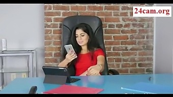 विदेशी नादिया अली एक अनुभवी सज्जन के साथ एक भावुक मुठभेड़ का आनंद लेती हैं।