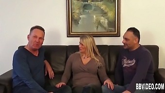 Dobře Vybavená Německá Zralá Žena Zvládá Dvě Hřídele Současně