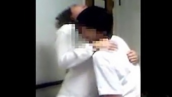 Intimní Chvíle Mladého Japonského Páru Zachycená Na Kameře.