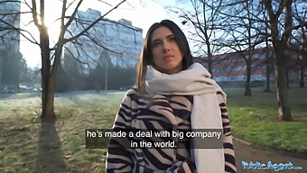 Studentka Dává Drsný Orální Sex Velkému Penisu Na Veřejnosti