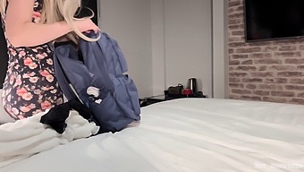 Stiefmutter Und Stiefsohn Geben Sich Der Hotelzimmer-Fantasie Hin