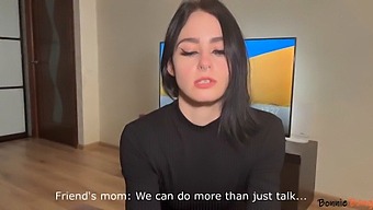 Pokroky Zralé Ženy Směrem K Příteli Jejího Syna