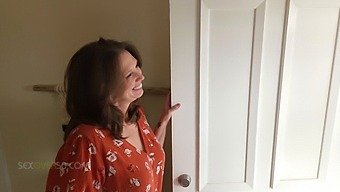 Verhuurder Verrast Volwassen Milf Met Wilde Zelfgemaakte Seks En Cumshot