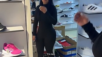 年轻女子在见面后接到粉丝并和他一起离开