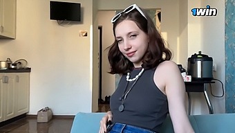 Büyük Bir Sikle Ukraynalı Okul Kızını Farklı Pozisyonlarda Beceren Gerçekçi Bir Pov