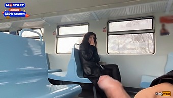 Katty West A Její Veřejné Vlakové Dobrodružství S Neznámým Pomocníkem.