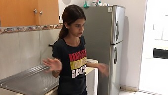 Moje Nevlastní Sestra Mi Dává Skvělý Blowjob V Novém Domě, Který Koupili Rodiče.